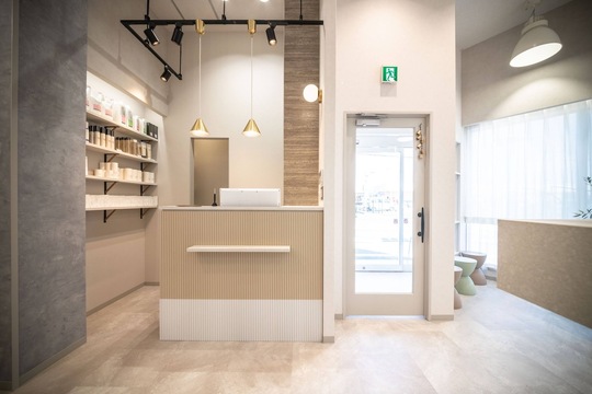 【日の出】≪社会保険完備・賞与あり・託児保育施設あり・月8日休み≫あなたの目指す働き方を一緒に作っていきます！！自分の時間も大切にしながらメリハリをつけて活躍できるサロン「poji hair design（ポジヘアデザイン）」からアシスタント（美容師）の求人☆★