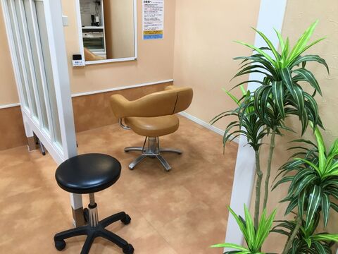 【稲沢】≪月6〜8日休み≫≪社会保険完備≫≪有給休暇あり≫シャンプーのメニューがないので手荒れの心配もないですよ◎ノルマもありません！！幅広いご年齢のスタッフが活躍中のカット専門店！「カットコムズ ドンキ伝法寺店（カットコムズドンキデンポウジテン）」からスタイリスト（美容師）の求人☆★