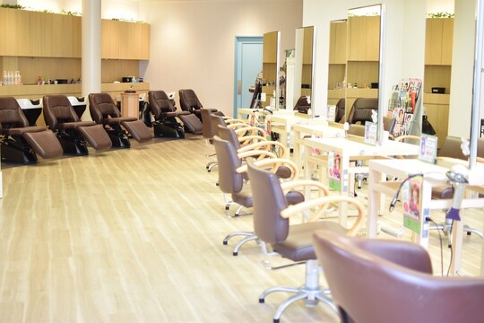 【松原】≪月9日休み&有給休暇あり≫≪実働8時間≫≪社会保険完備≫≪住宅手当あり≫地域郊外型の人気トータルビューティーサロン！アイラッシュやネイル、着付けなど幅広い技術を学ぶことが可能です！理容も併設！「FLAP COMPANY 松原店（フラップカンパニーマツバラテン）」からアシスタント（美容師・理容師）の求人☆★