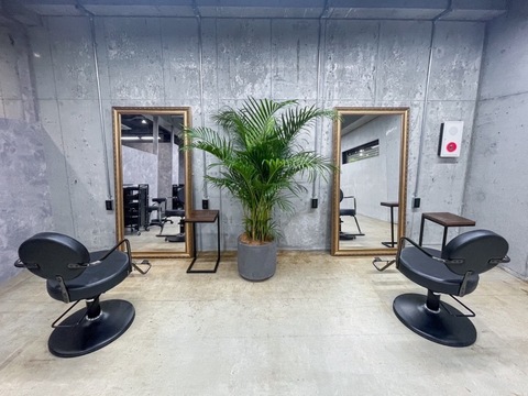 【下大利】≪勤務時間、お休みは自由・還元率UP制度あり・駅チカ≫融通の利く働き方ができるのでママさん美容師も大歓迎！！高品質な薬剤、上質な空間を提供しお客様の笑顔を創ります！！新規のお客様が多い大人気の業務委託サロン「Dalahast Hair Salon（ダーラヘストヘアーサロン）」からスタイリスト（美容師）の求人☆★