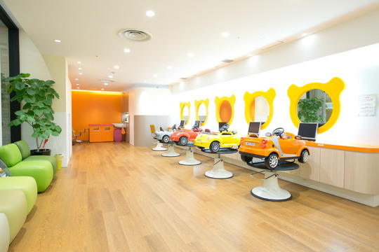 【天王寺】≪営業中レッスンOK≫≪社会保険完備≫≪月8日休み≫できる技術から入客するため最短1年でデビュー！お子様を対象としたヘアサロン「ZUSSO KID’Sあべの店（ズッソキッズアベノテン）」からアシスタント（美容師）の求人☆★