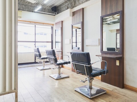 【池袋】≪指名料自己設定可能≫≪指名50％、フリー40％還元≫少人数制なので入客チャンス大！池袋駅東口前すぐなので集客が強い！メンズ特化スタイリストとして、お客様のカッコいいをたくさん作れるサロンです！「メンズサロン IVY 池袋（メンズサロンアイヴィーイケブクロ）」からスタイリスト（美容師）の求人☆★