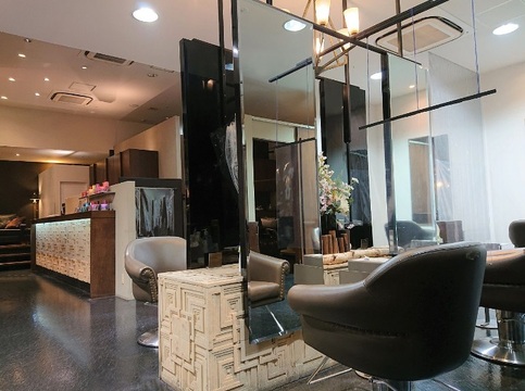 【イオンモール八幡東】≪早期デビュー可能・交通費やガソリン代は全額支給・高月給スタート・月休8日≫毎日の仕事を楽しんでもらいたい！そのために充実した教育カリキュラム・福利厚生を整えています！地域のお客さまに長く愛されるヘアサロン「hair&make Bis! イオンモール八幡東店（ヘアアンドメイクビスイオンモールヤハタヒガシテン）」からアシスタント（美容師）の求人★☆