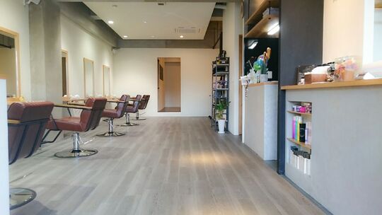 【千里丘】≪月8,9日休み≫≪最短2年でデビュー可能≫≪朝礼終礼なし≫≪自転車支給あり※駐輪場の負担もありません≫興味があればアイブロウやまつエクも学べる！予約の都合次第で17時や18時に早上がりも可能！美容師を長く続けていける環境があります！新規のお客様も多いので、入客チャンス大！撮影にも興味がある方は必見！「ALPHA（アルファ）」からアシスタント（美容師）の求人☆★☆