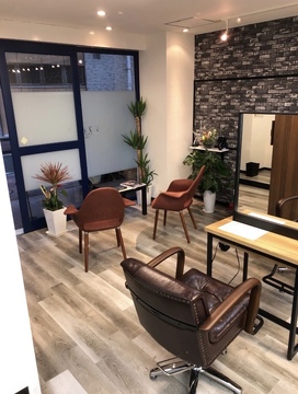 【大橋駅】≪平均退勤時間19:00頃・月8日休み・入客チャンスあり≫子育て中のママさんやブランクのある方も大歓迎！！老若男女から愛されている地域密着型のヘアサロン「shift hair（シフトヘア）」からスタイリスト（美容師）の求人☆★