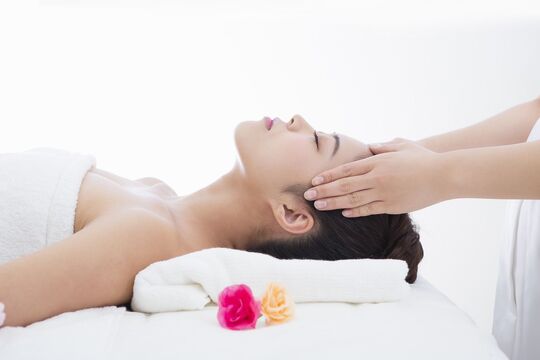 【阪急茨木市駅】≪エステサロンでの実務経験のある方の募集≫≪実働8時間≫≪休憩1時間≫≪エステティシャンも髪色、ネイル相談可≫≪アイラッシュ併設≫売上に応じてしっかり歩合還元されるからやる気に繋がる◎自分の好きや得意をフルに活かせるアットホームサロン「blue luna（ブルールナ）」からエステティシャンの求人★☆★