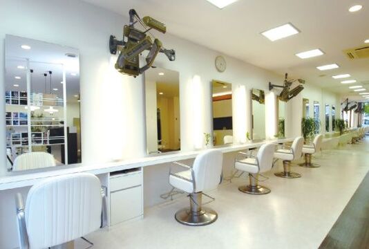 【上小田井】 月30万円保証あり 人気ヘアサロングループ！歩合制 個人売上50〜65％＋指名料100％還元 地域密着でシンプルな店内☆完全マンツーマン&高単価な仕事を行うことが出来る環境です！「LOAOL KAMIOTAI（ロアールカミオタイテン）」からスタイリスト（美容師）の求人☆★