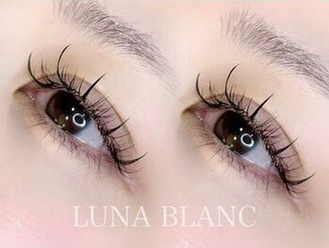 【石橋阪大前】≪年間休日110日≫≪土日祝休みの取得可能≫≪有給取得率100％≫≪離職率低≫正社員・パートから選べるので、家庭のあるママさんにもオススメ！離職率の低い人気トータルビューティーサロン「LUNA BLANC beauty salon（ルナブランビューティーサロン）」からアイリスト（まつげエクステ・まつげパーマ・アイブロウ）の求人☆☆