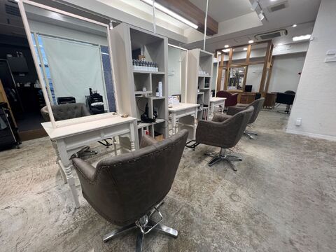 【松江駅】≪月給19.5万円〜≫≪月8日休み≫≪産休育休実績あり≫≪社会保険完備≫自分らしく、自信をもてる。そんな人に成長できるサロン！着付けやメイクも学べます！大学も近く老若男女幅広い層に関われる「Lily（リリィ）」からアシスタント（美容師）の求人☆★☆