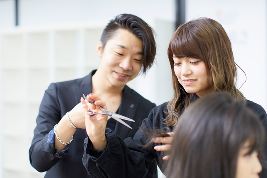 【河内花園】梅田や神戸の有名美容専門学校から講師の募集！美容師の経験を活かし、美容師の楽しさや実践に行かせる内容を生徒に伝えていくお仕事です！美容師のセカンドキャリアで講師をしたい方にもオススメ！「F.B.D.A.株式会社（エフビーディーエーカブシキガイシャ）」から講師の求人☆★