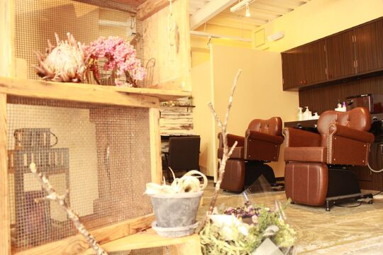 【摂津本山】≪月8,9日休み≫≪予約次第では早上がりOK≫ ≪社会保険完備≫休みも多いのでプライベートの時間も充実！落ち着きのある大人な雰囲気のアットホームサロン「astee（アスティ）」からスタイリストの求人☆★☆