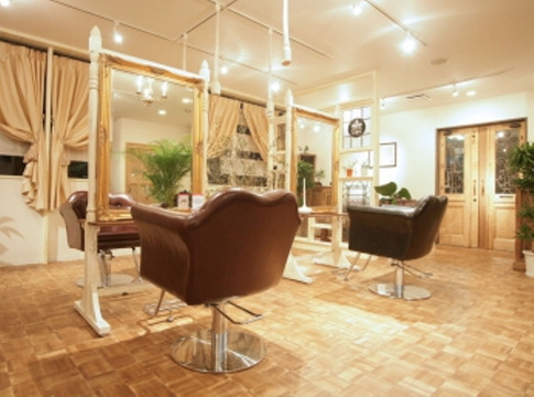 【三田】≪社会保険完備≫≪20時までに退勤≫マンツーマンで基本的に対応出来ます！新規のお客様も多いので入客チャンスアリ！パート募集のヘアサロン「Salon de Luxe（サロン ド リュクス）」からスタイリスト（美容師）の求人☆★☆