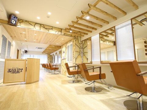 【新宿】 フリー40〜50％／指名47〜65％還元  保障給あり ≪20時までの勤務OK≫入客チャンスが多いので月収50万円以上稼ぐスタッフが多数活躍しています！全国に展開するトレンド発信サロン「EIGHT 新宿店（エイトシインジュクテン）」からスタイリスト（美容師）の求人★☆