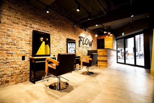 【新宿歌舞伎町】≪ヘアセットが学べる！≫≪社会保険完備≫≪有給休暇あり≫土日祝はゆっくり目のオープンで朝弱い方も安心！カジュアルヘアセットやパーティヘアセットの需要が多く、自分史上一番可愛いを提供するサロンの「FLOW（フロー）」からアシスタント（美容師）の求人★☆