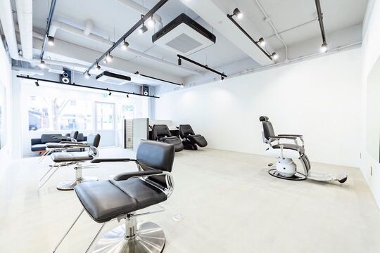 【けやき通り】最短2年でデビュー可能！クールなデザイン空間も魅力の少人数制サロン！マンツーマン指導や早い段階でモデルレッスンなどであなたの成長をサポートする「Ethos（エトス）」からアシスタント（美容師）の求人☆★