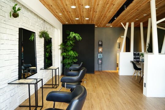 【舞多聞】≪完全週休2日制≫≪月給22万円スタート≫≪社会保険完備≫働きやすい環境が整ったアットホームサロン ！平均退社19時頃で遅くまで残ることも無くプライベートも充実です！「SOLACEROOM（ソレイスルーム）」からアシスタント（美容師）の求人☆★