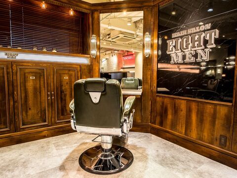 【渋谷】 フリー40〜50％／指名47〜65％還元  保障給あり ≪20時までの勤務OK≫抜群の集客で月収50万円以上稼ぐスタッフさんが多数活躍中！トレンドとカッコ良さを落とし込んだヘアを創り上げる「EIGHT MEN 渋谷店（エイトメンシブヤテン）」からスタイリスト（美容師）の求人★☆