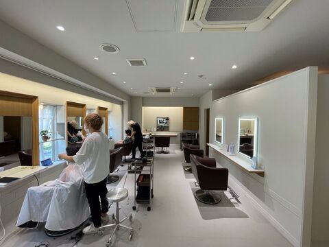 【けやき通り】≪社会保険完備≫≪最低保障月給25万円〜＋歩合≫休日休暇・給与体制もしっかりしていて、スタッフさん同士も仲良し♪離職率が極端に低い理由がキチンとあるサロン「AGREE けやき通り店」からスタイリスト（美容師）の求人☆★