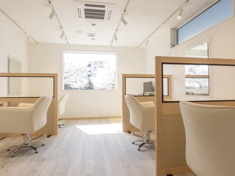 【星田】≪産休育休実績あり≫≪正社員でも土日休み月2回OK≫≪19時までに退勤可能≫≪社会保険完備≫≪ブランクのあるママさん美容師も歓迎≫早番遅番の2交代制で勤務かできる！アイラッシュの技術が出来る方は美容師と兼任可能！地域密着の人気ヘアサロン！業務委託・正社員・パート・アルバイト選択OK！「LoreAirl（ロアエイル）」からスタイリスト（美容師）の求人☆★