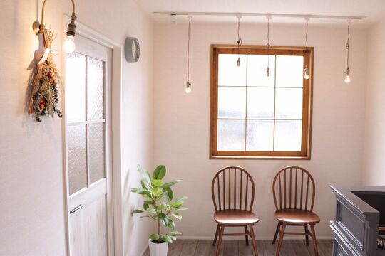 【京終】≪時短勤務もOK！≫≪完全個室≫≪完全週休2日制＆社会保険完備≫≪頭皮ケアや髪質改善に注力≫スタイリストオンリーサロン！営業時間18時まで＆平均退社は17時で16時退勤も可能！完全個室の高単価サロンでお客様とじっくり関わっていくことができます！「atelier RICO（アトリエリコ）」からスタイリスト（美容師）の求人☆☆