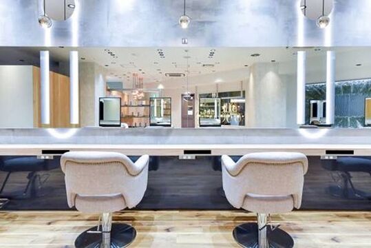 【天王寺】 ≪月8～10日休み選択制≫≪実働7,8時間≫≪社会保険完備≫≪早期デビュー可能≫充実の教育体制が整い、成長できるサロン！「fizelle あべのルシアス店（フィゼルアベノルシアステン）」からアシスタント（美容師）の求人☆★☆