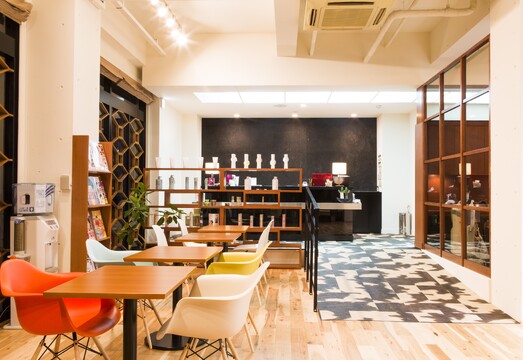 【南海岸和田駅】≪月8,9日休み&有給休暇&だんじり休みあり≫≪社会保険完備≫≪営業中レッスンにより最短2年でのスタイリストデビュー≫≪20時退勤OK≫お客様の『キレイ』を引き出し再現性の高いデザインを提供しています！高い技術で幅広い年齢のお客様に大人気です！「FLAPPER（フラッパー）」からアシスタント（美容師）の求人☆★