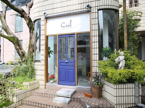 【宝塚駅】≪完全週休2日制≫≪最大9連休可能≫≪平均退社時間20時≫≪社会保険完備≫≪空き時間のレッスンOK≫エリアNO1のヘアデザイン力を誇る人気のサロン！楽しく働けるような環境を整えており、プライベートも充実できます♪Ciel HAIR DESIGN（シエルヘアーデザイン）からアシスタント（美容師）の求人☆★