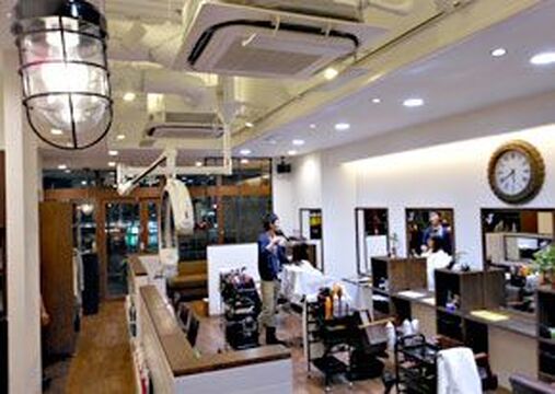 【千里丘】基本給28万円以上★スタイリストオンリーサロンの為、平均退社時間は19時！！プライベートも充実させて、メリハリをつけてバリバリお仕事に励みましょう♪どのスタッフが担当しても同じ質の高い技術をお客様に提供するサロンLUNA 千里丘店 (ルーナセンリオカテン)からスタイリスト(美容師)の求人☆★☆