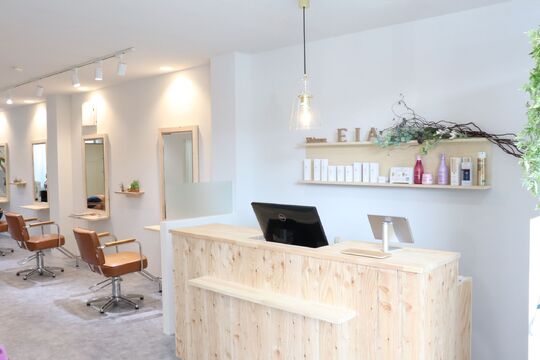 【入間市駅】◆月8日休み・有給休暇あり・社会保険完備◆美容師さんとしていつでもオシャレでいてもらう為、年2回洋服代を手当として支給！！完全マンツーマン！自分のペースでお客様と向き合えるサロン「Eia（エイア）」からスタイリスト（美容師）の求人☆★