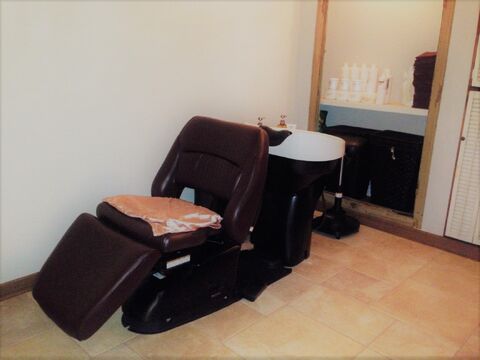 【大日】やる気と努力次第では早期デビューも可能！レッスンはアナタのペースに合わせて、オーナーさんや先輩が付き合ってくれますよ。都心と同じ技術を郊外でリーズナブルな価格でをモットーにお客様にサービスを提供していくサロン「mon ami（モンアミ）」からアシスタント（美容師）の求人☆★