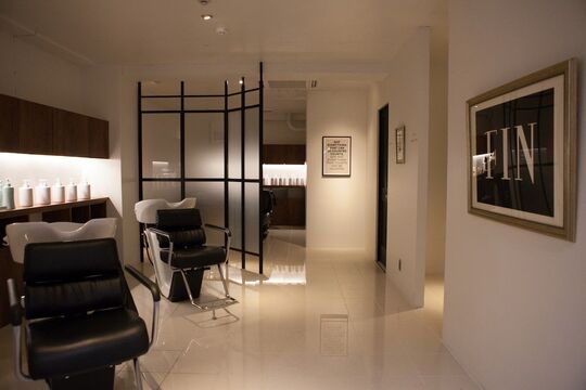 【烏丸】≪社会保険完備≫≪入客チャンスあり≫≪夏季冬季休暇あり（各4,5日）≫新規のお客様もたくさん来られているので自分の顧客にできますよ♪20代の方を中心に大人気のヘアサロン！「JILI（ジリ）」からスタイリスト（美容師）の求人☆☆