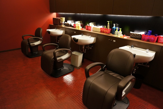 【新豊田】◆ベビーシッター費用補助あり・日曜保育費補助あり・最大月12日休み・残業ほぼ無し・社会保険完備◆指名なし・予約なしでプライベートの予定も立てやすい！お子様の体調不良など急なお休みにも対応しやすい環境です！幅広い年齢層のスタッフが活躍するファミリーサロン「Ai-ney バロー東新町店（アイニーバロートウシンチョウテン）」からスタイリスト（美容師）の求人★☆