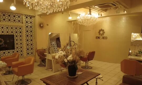 【名古屋駅】◆完全週休2日制・住宅手当あり・デザインカラーがウリ・社会保険完備◆幅広い薬剤の取り揃えており、高品質のサービスをご提供！非日常の空間で気持ちよく働けます！「ENLIED（エンリエド）」からスタイリスト（美容師）の求人☆★☆