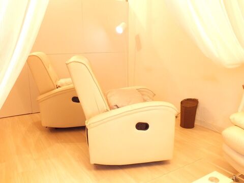 【天神】≪未経験OK・まつげパーマメニューあり・社会保険完備・研修中もお給与あり≫アットホームな雰囲気でスタッフさんも仲良し！福利厚生も整っており安心してお仕事できます！「Eyelash amour（アイラッシュアムール）」からアイリスト（まつげエクステ・まつげパーマ）の求人☆☆