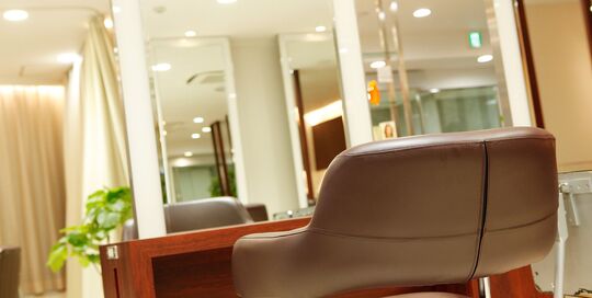 【新宿駅】◆完全週休2日制・産休育休制度あり・着付けも学べる・社会保険完備◆高単価サロンでしっかりお客様と関われます！幅広いジャンルの教育システムで多方面で活躍できる美容師を目指せる！「Claude MONET 新宿東口店（クロードモネシンジュクヒガシグチテン）」からアシスタント（美容師）の求人☆★