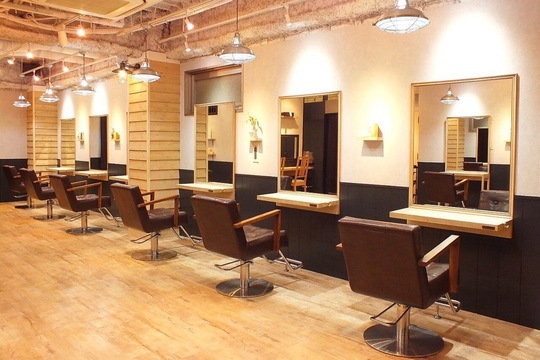 【京成船橋駅】◆2年以内のデビュー・有給休暇あり・月8日休み・社会保険完備◆幅広い薬剤のラインナップで20〜30代のお客様を中心に支持されています。入客チャンスが多いので成長が早いRoots 船橋南口店（ルーツフナバシミナミグチテン）からアシスタント（美容師）の求人☆★