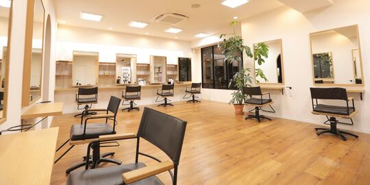 【高石駅】≪月給24万円〜≫≪完全週休2日≫≪社会保険完備≫≪17時受付終了≫スタッフさんの働きやすさ重視！人との繋がりを大切にする、長年地域に愛されるサロンです。「MOLLA SALON 高石店（モーラサロンタカイシテン）」からアシスタント（美容師）の求人★☆