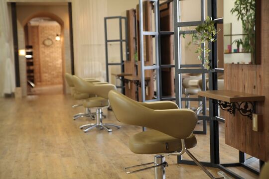 【社】≪社会保険完備≫≪完全週休2日制≫≪交通費全額支給≫≪車通勤可能！≫地域トップクラスの集客力＆しっかり接客にも力を入れているのでリピート率も高い人気サロン「Be Shine 社店（ビィシャインヤシロテン）」からスタイリスト（美容師）の求人☆★