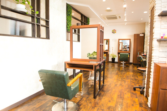 【東浦和】≪社会保険完備≫≪土日休み取得可能≫アカデミー制度があり、カット入客までは10ヶ月！サロンワーク未経験の新卒生からブランクのある方まで、安心してスタートできる環境あり！「Leaves 東浦和店（リーブスヒガシウラワテン）」からアシスタント（美容師）の求人★☆