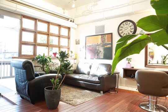 【杉本町】≪月給20万円≫≪完全週休2日≫≪19時には退勤可能≫地域密着で口コミの多い人気ヘアサロン！仕事もプライベートも両立できる！動画配信のバックアップあり！カメラやアウトドアが好きな方にもオススメなサロンです！「Switch Hair Salon（スイッチヘアーサロン）」からアシスタント（美容師）の求人☆★☆