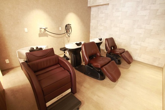 【平井】≪営業中レッスンOK・社会保険完備・住宅手当あり・実働8時間・20時までに退勤可能≫未経験・通信生・新卒生の方も大歓迎！地域密着型でアットホームな雰囲気のサロン「FAMILLE hair（ファミールヘア）」からアシスタント（美容師）の求人☆★☆