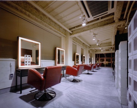 【河内小阪】≪日月休みor月火休みで選べる≫≪月給22万円～≫≪完全週休2日制≫≪社会保険完備≫駅前すぐのデザイナーズサロン☆アンティークな小物やオーダーメイド家具などでデザインされたお洒落空間です☆早期デビューが可能なカリキュラムがあり、美容師としてはもちろん、人としても成長できる環境！「clutch gallo（クラッチギャロ）」からアシスタント（美容師）の求人☆☆