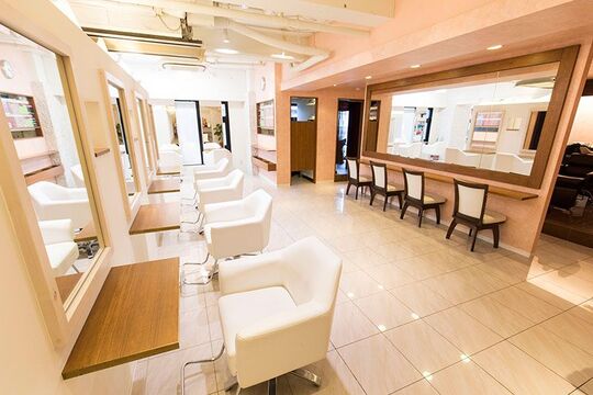 【横浜駅】◆完全週休2日制・2年以内のデビュー可能・営業中のレッスンOK◆レベルによってカリキュラムが設定されており、安心してスキルアップできます。働きやすさ抜群のサロンFrais Tout（フレイストート）からアシスタント（美容師）の求人★☆