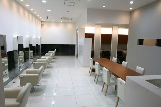 【大阪狭山市】「似合わせ」を追求し続けたナチュラルなスタイルを提案している「DERE-DIR」からスタイリスト（美容師）の求人♪♪２階には個室もあり、まるでリゾートホテルにいてるかの様な雰囲気、訪問美容のスタッフも大募集☆★☆