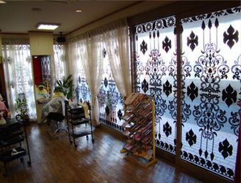 【喜志】≪月8日休み≫≪19時営業終了≫≪早期デビュー可能≫≪住宅手当あり≫地域密着の人気ヘアサロン！幅広い年代のお客様が来店されています！「FLAG 喜志店（フラッグキシテン）」からアシスタント（美容師）の求人☆★