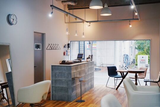 【西鉄久留米】≪社会保険完備≫小規模×少人数！！親身になった接客でお客様と関わりたくさんの笑顔を創ります！！オーナーさんから直接技術を学べるヘアサロン「hair bloom（へアーブルーム）」からアシスタント（美容師）の求人☆★☆