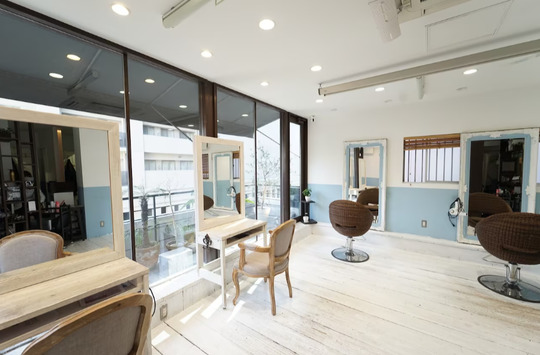 【中津】≪公休は土日にも取得可能≫≪有給休暇あり≫≪社会保険完備≫多彩なブランド展開！美容師として長く活躍できるステージがあるサロン。ショップ店員さんなど個性的なデザインを求める方に人気です！「Journey（ジャーニー）」からアシスタント（美容師）の求人です☆★☆