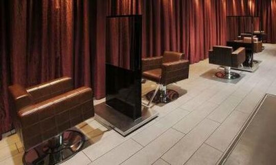 【近鉄八尾】週休2日も応相談♪「心も髪もキレイに」をモットーに安心・安全を追求！個室でネイル＆スパも提供するトータルビューティーサロンで一緒に頑張りましょう♪チームワークもバッチリの「bianca（ビアンカ）」から、スタイリスト（美容師）の求人☆☆