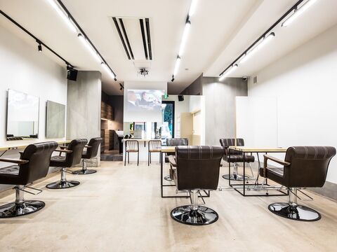 【三軒茶屋】 フリー40〜50％／指名47〜65％還元  保障給あり ≪20時までの勤務OK≫入客チャンスが多く月収50万円以上の高収入スタッフが多数在籍！トレンド感たっぷりの大人可愛いStyleを提案する「EIGHT 三軒茶屋店（エイトサンゲンヂャヤテン）」からスタイリスト（美容師）の求人★☆