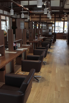 【川原町】◆社会保険完備・完全週休2日制・産休育休取得実績あり◆年齢、経験に応じた幅広いキャリアプランをご用意！もうワンランク上の美容師を目指せます！美容師人生をより豊かにできるサロン「TJ天気予報 1ポ 四日市店（ティージェーテンキヨホウイッポヨッカイチテン）」からスタイリスト（美容師）の求人☆★